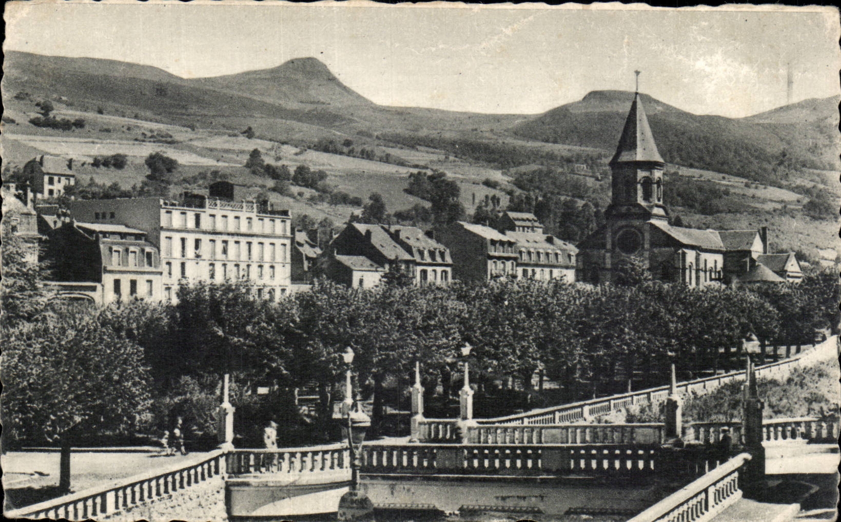 CPA Bourboule church and quays of the Dordogne