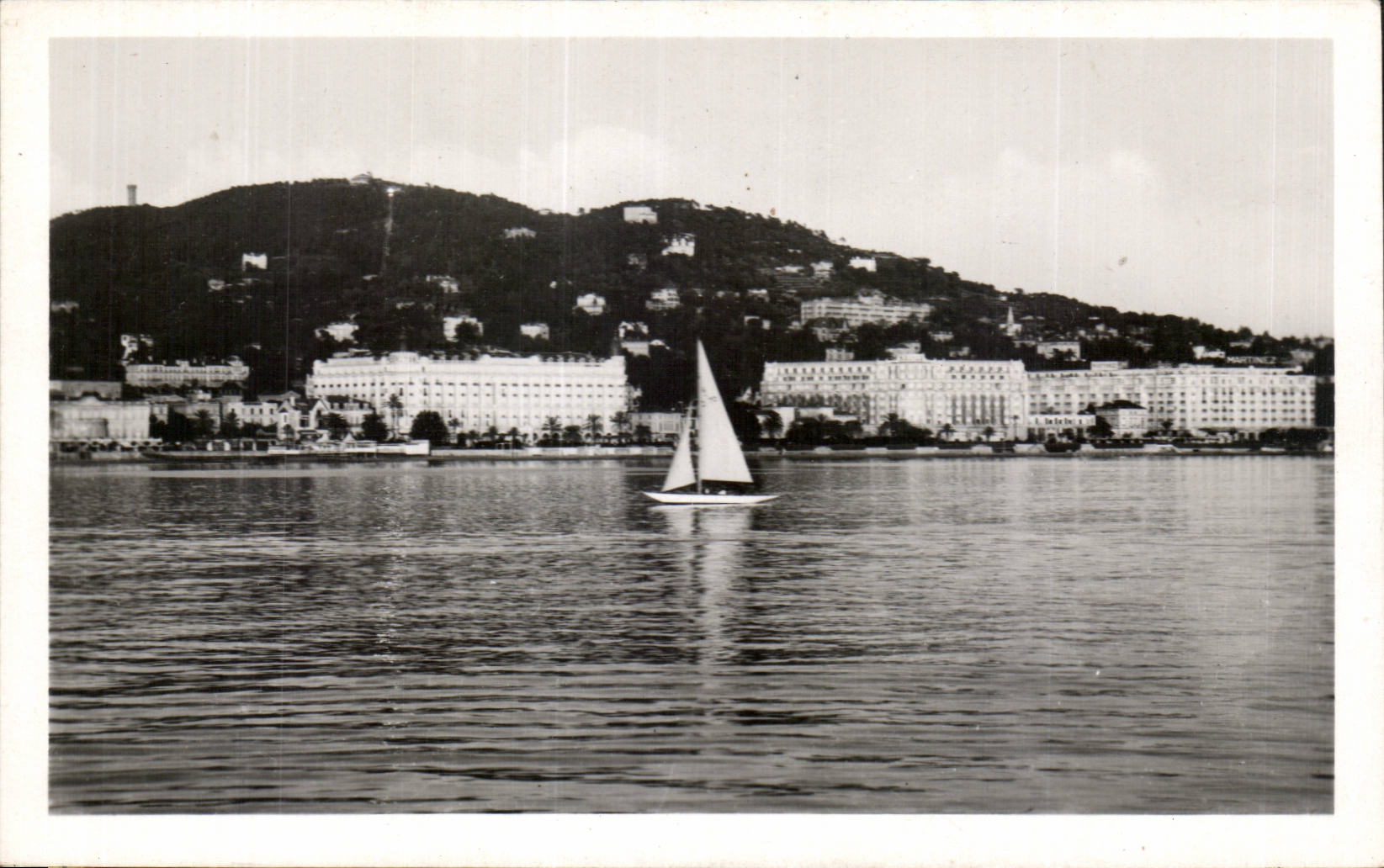 CPSM Cannes hotels of the Small cross Seen from of the sea