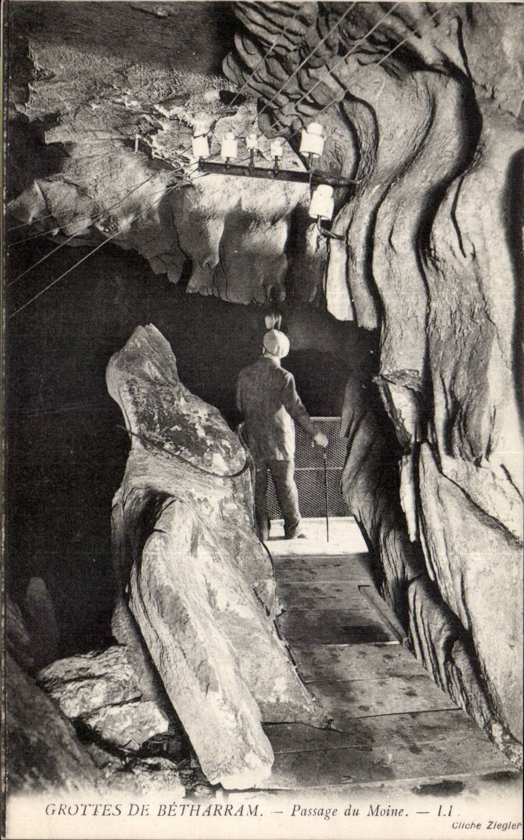 CPA Caves of Betharram Passage of the monk