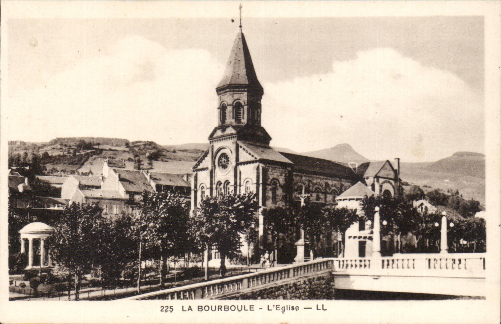 CPA Auvergne Bourboule church