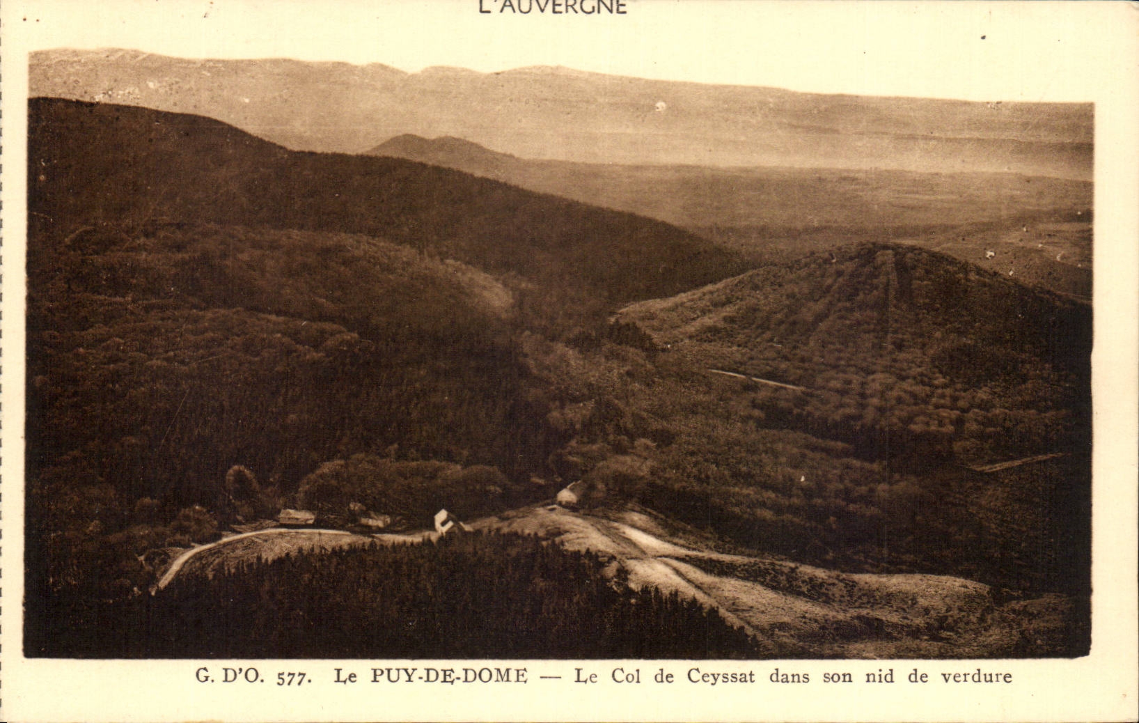 CPA Auvergne Puy de Dome the collar of Ceyssat in its nest of greenery