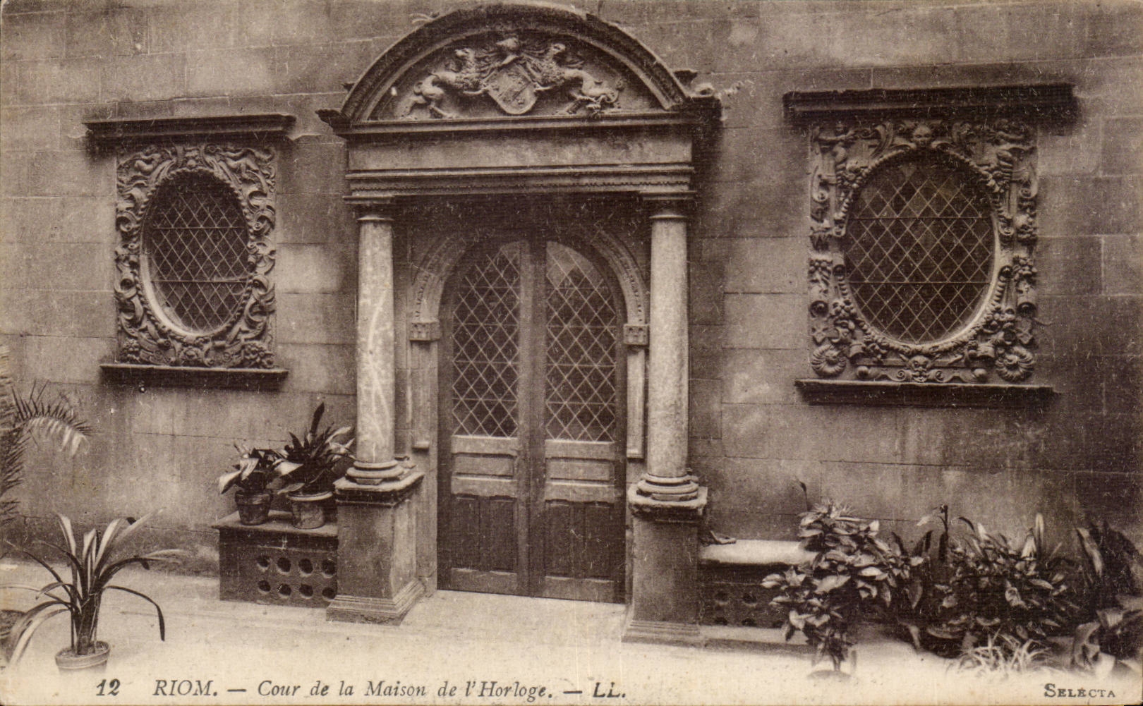 CPA Auvergne Cour de la maison de l horloge