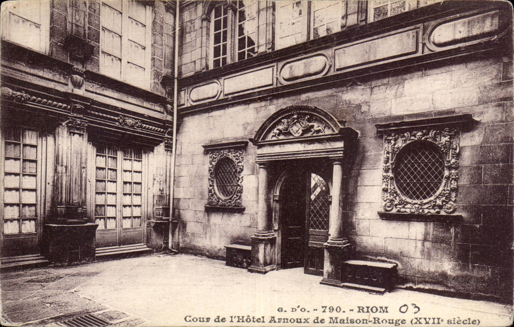 CPA Auvergne Riom Cour de l hotel Arnoux de Maison rouge