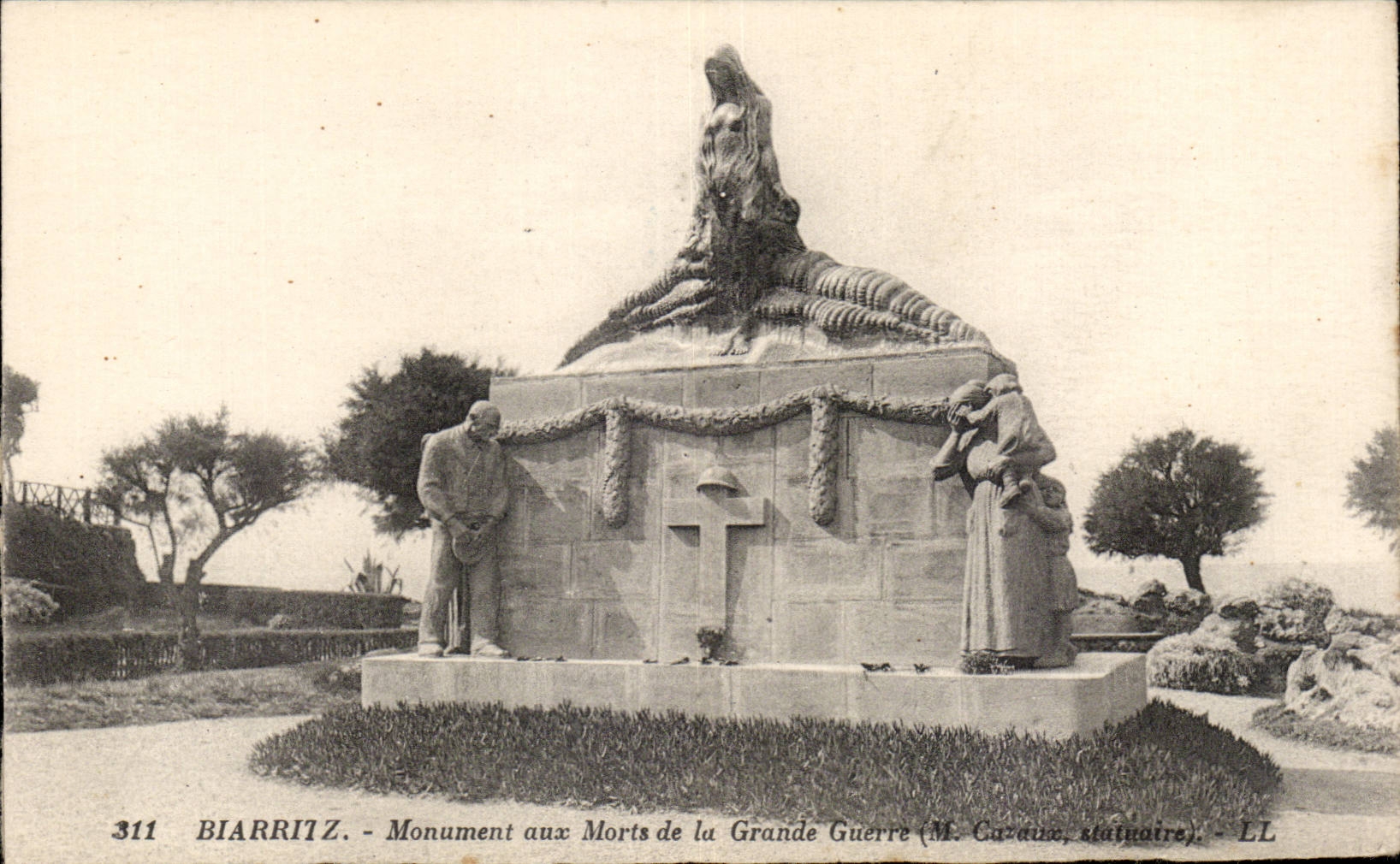 CPA Biarritz Monument aux morts de la grande guerre