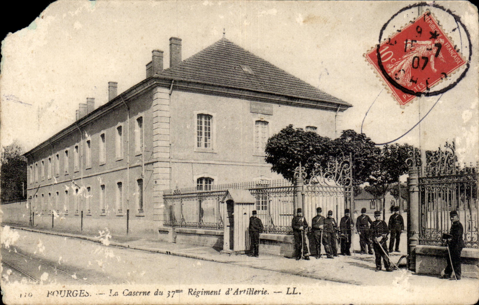 CPA Bourges los cuarteles del 37eme regimentan la artilleria