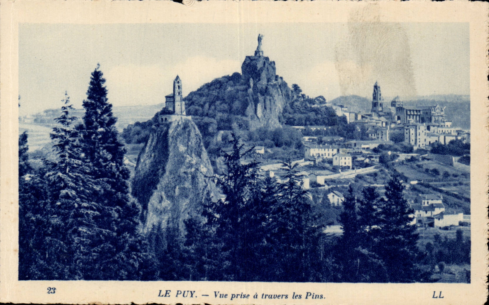 CPA Auvergne Puy en Velay Vue prise a travers les pins 