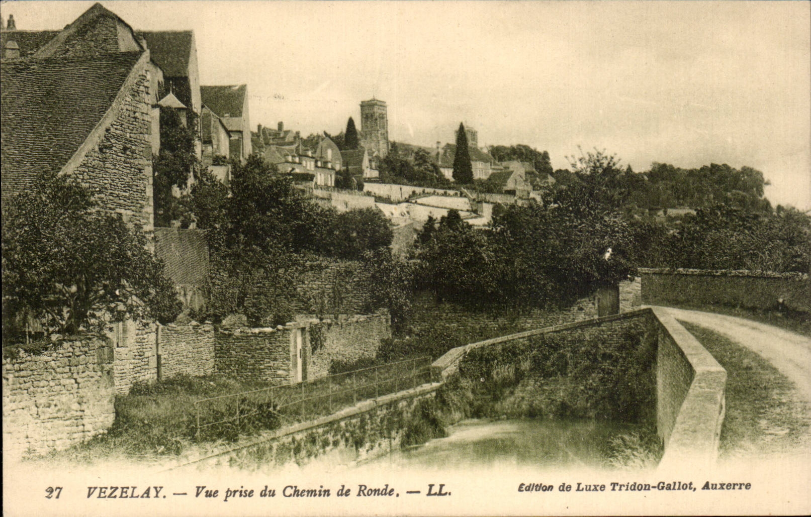 CPA Vezelay Seen from of the covered way