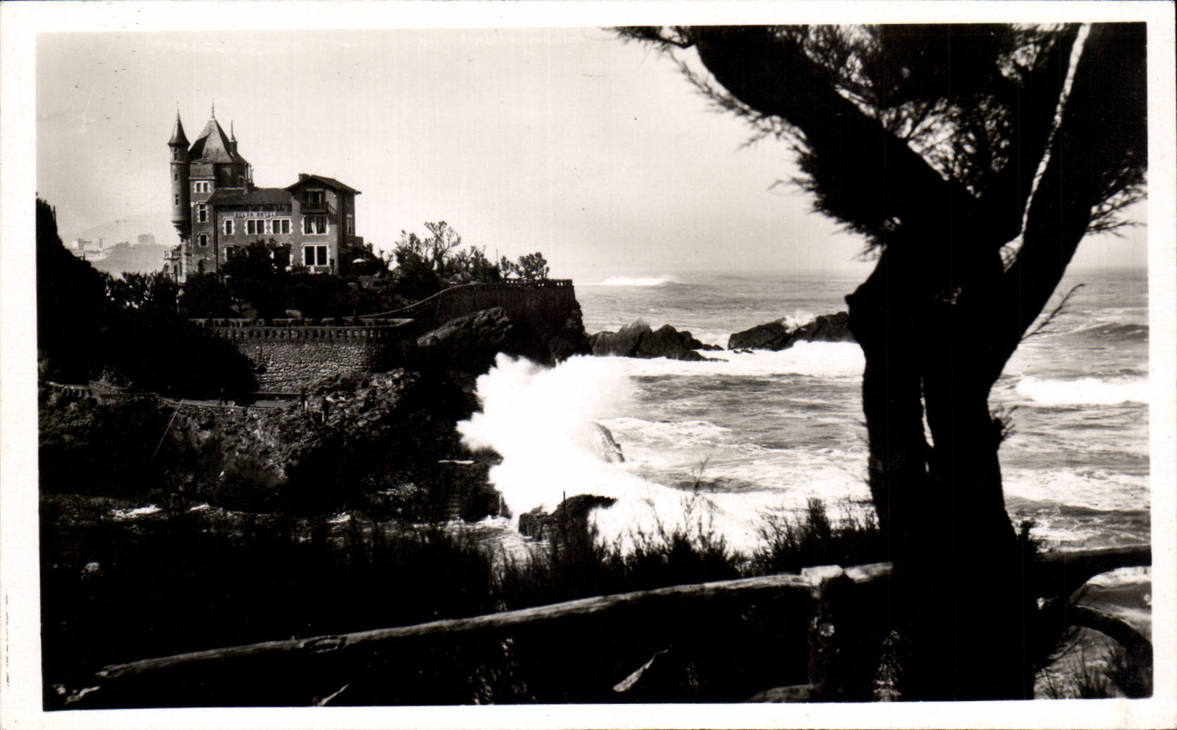 CPSM Biarritz La villa Belza par gros temps
