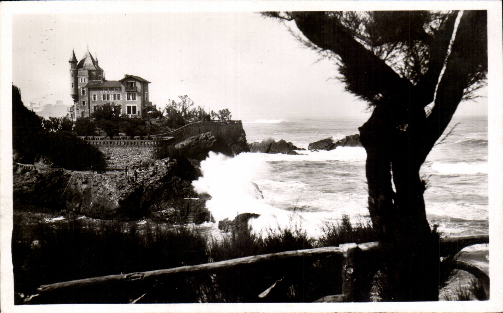 CPSM Biarritz La villa Belza par gros temps