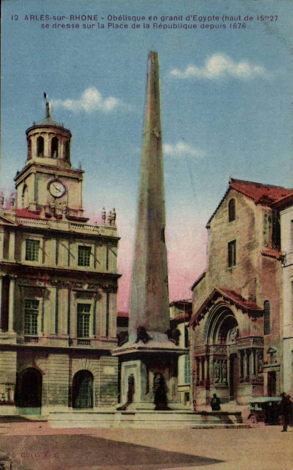 CPA Arles on the Rhone Obelisque out of granite Egypt is drawn up on the place of the Republic