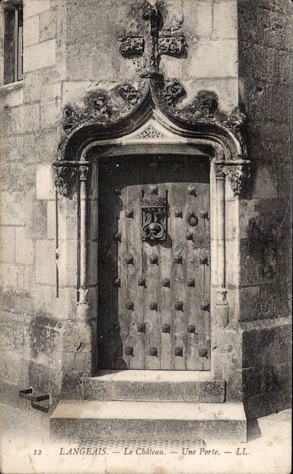 CPA Langeais Le chateau Une porte