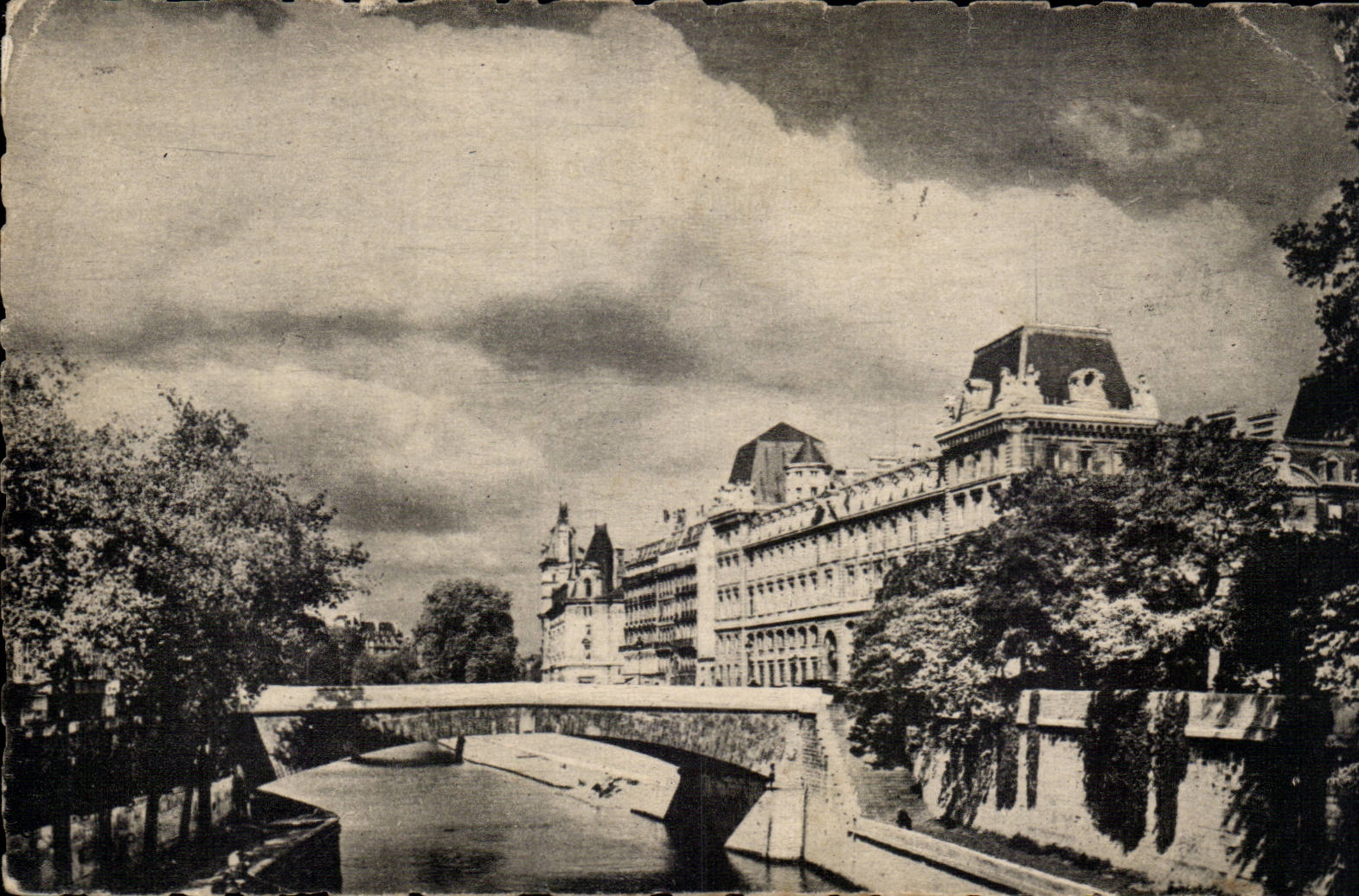 CPA Paris Le petit pont et la caserne de la cite