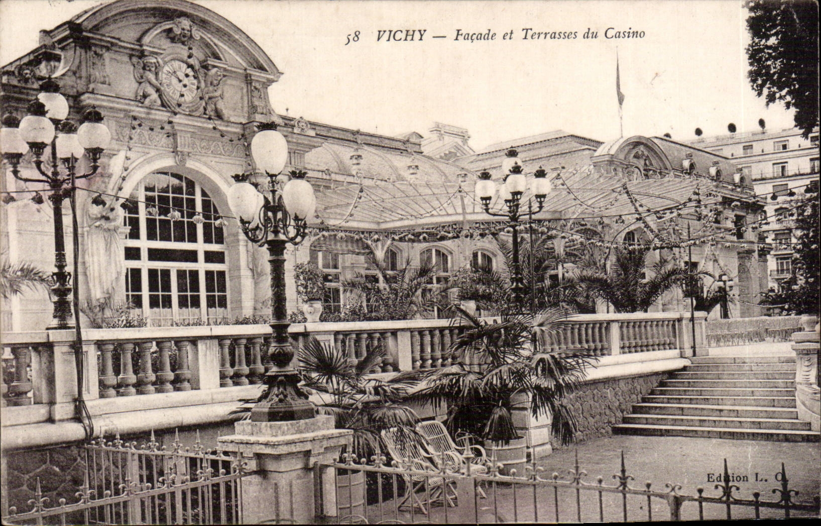 CPA Vichy Facade et terrasses du casino