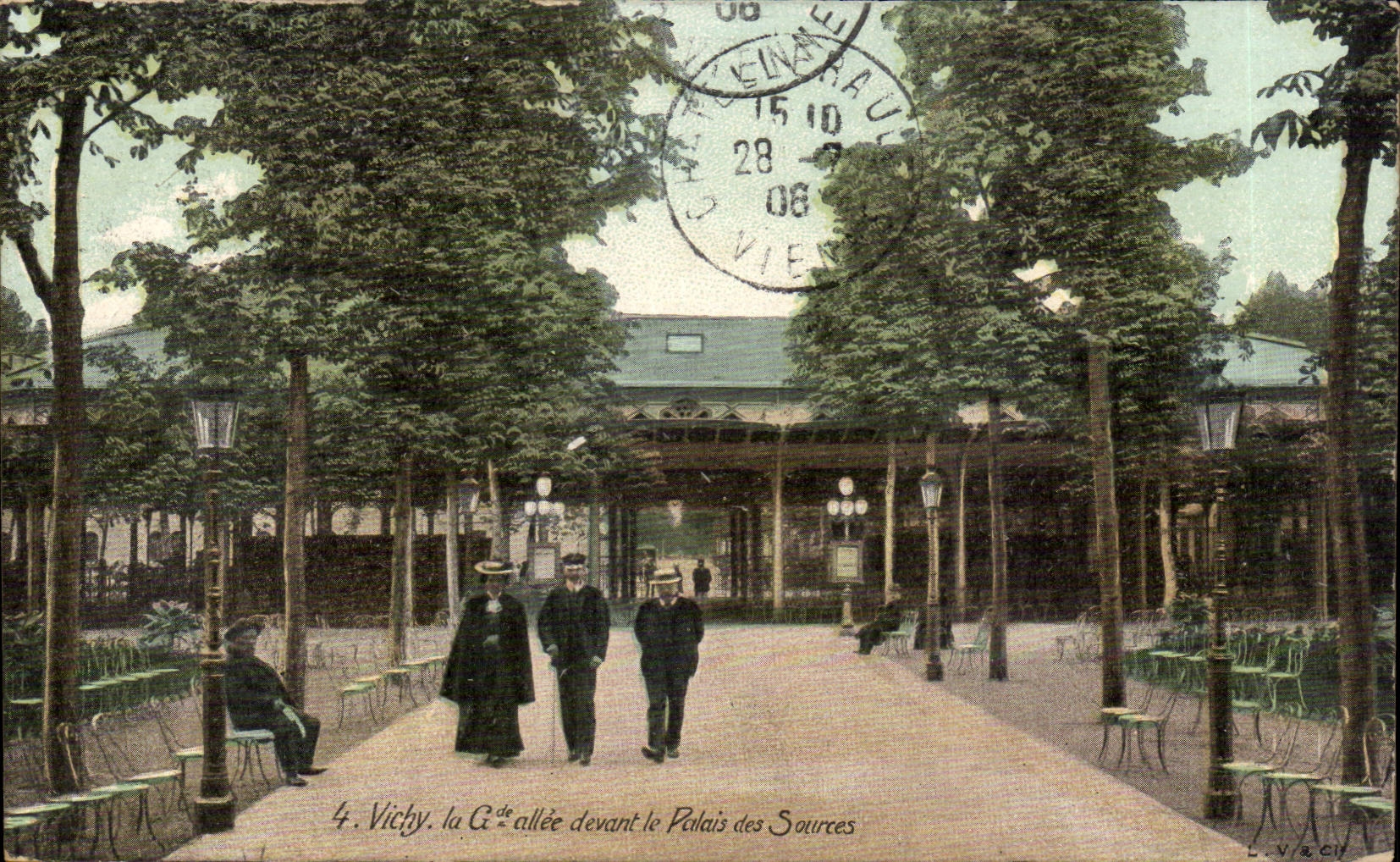CPA Vichy La grande allee devant le palais des Sources