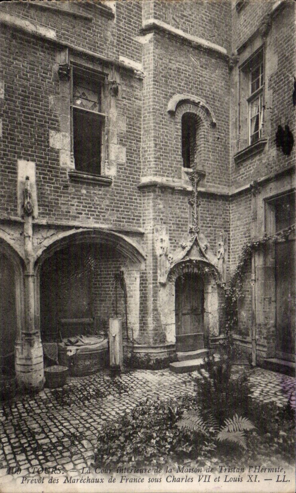 CPA Tours La cour interieure de la maison de Tristan L hermite Prevot des marechaux de France sous Louis XI et Charles V