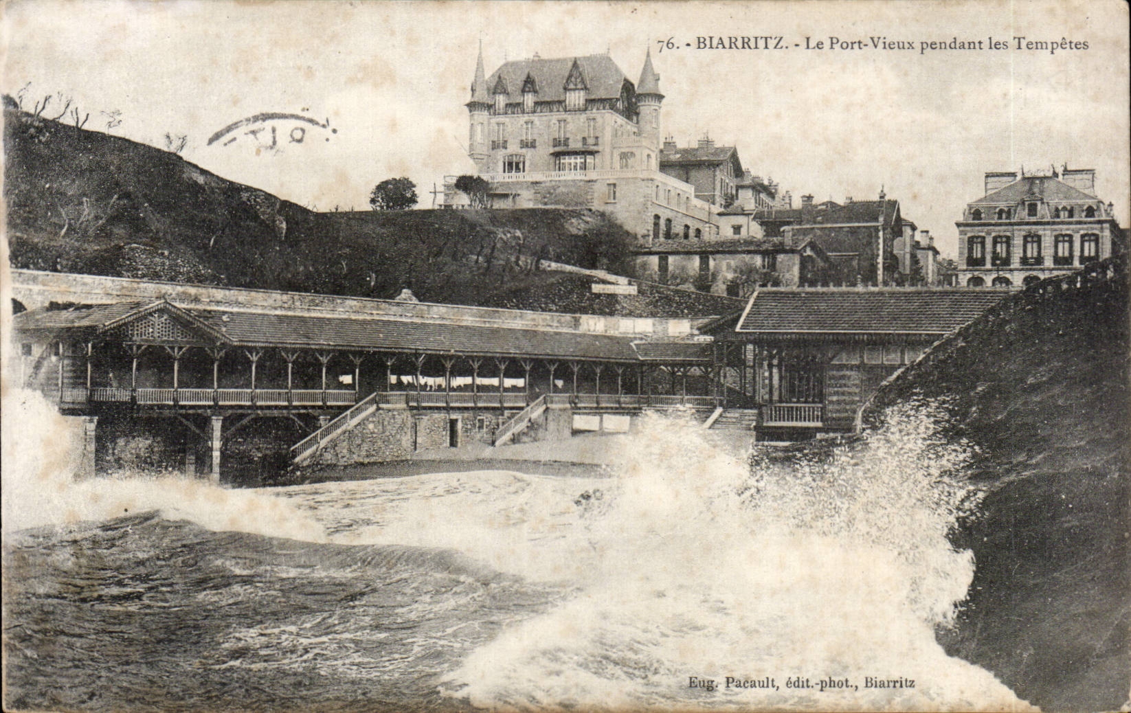 CPA Biarritz Le port Vieux pendant les tempetes