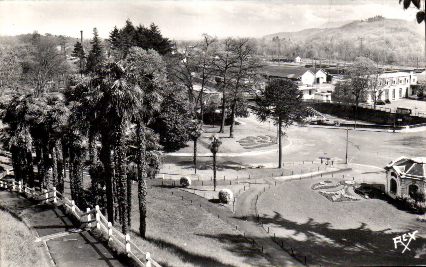 CPA Pau Assembled on the boulevard of the Pyrenees