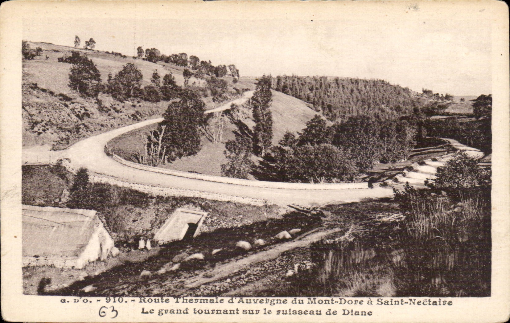 CPA thermal Route Auvergne of the Mount Gilds has Saint Nectary the great turning on the brook of Diane