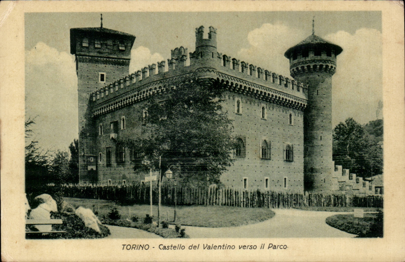 CPA Torino Castello del Valentino veso il parco