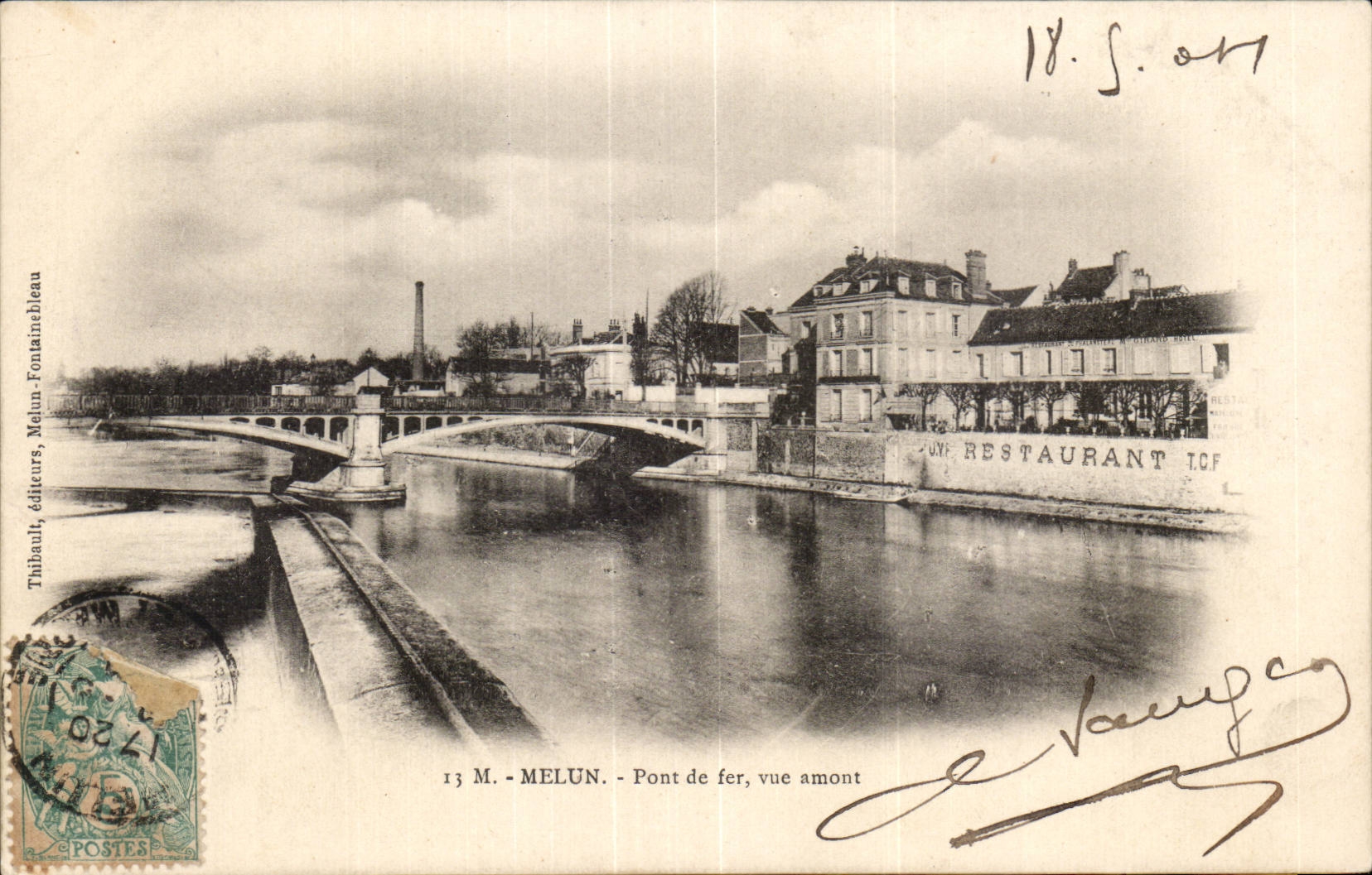 Puente de CPA Melun del hierro visto contra la corriente