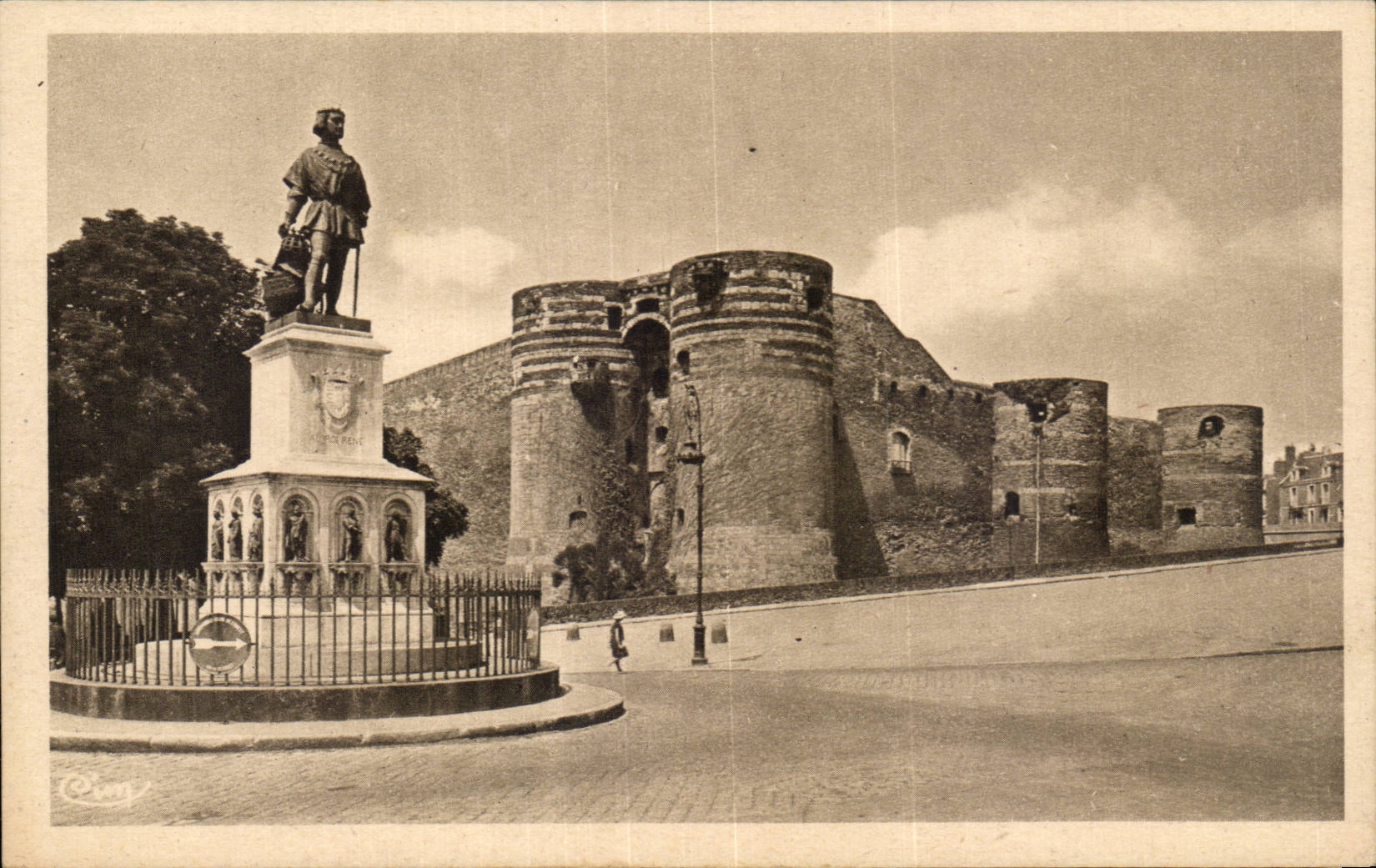 CPA Angers Statue of King Rene and the castle