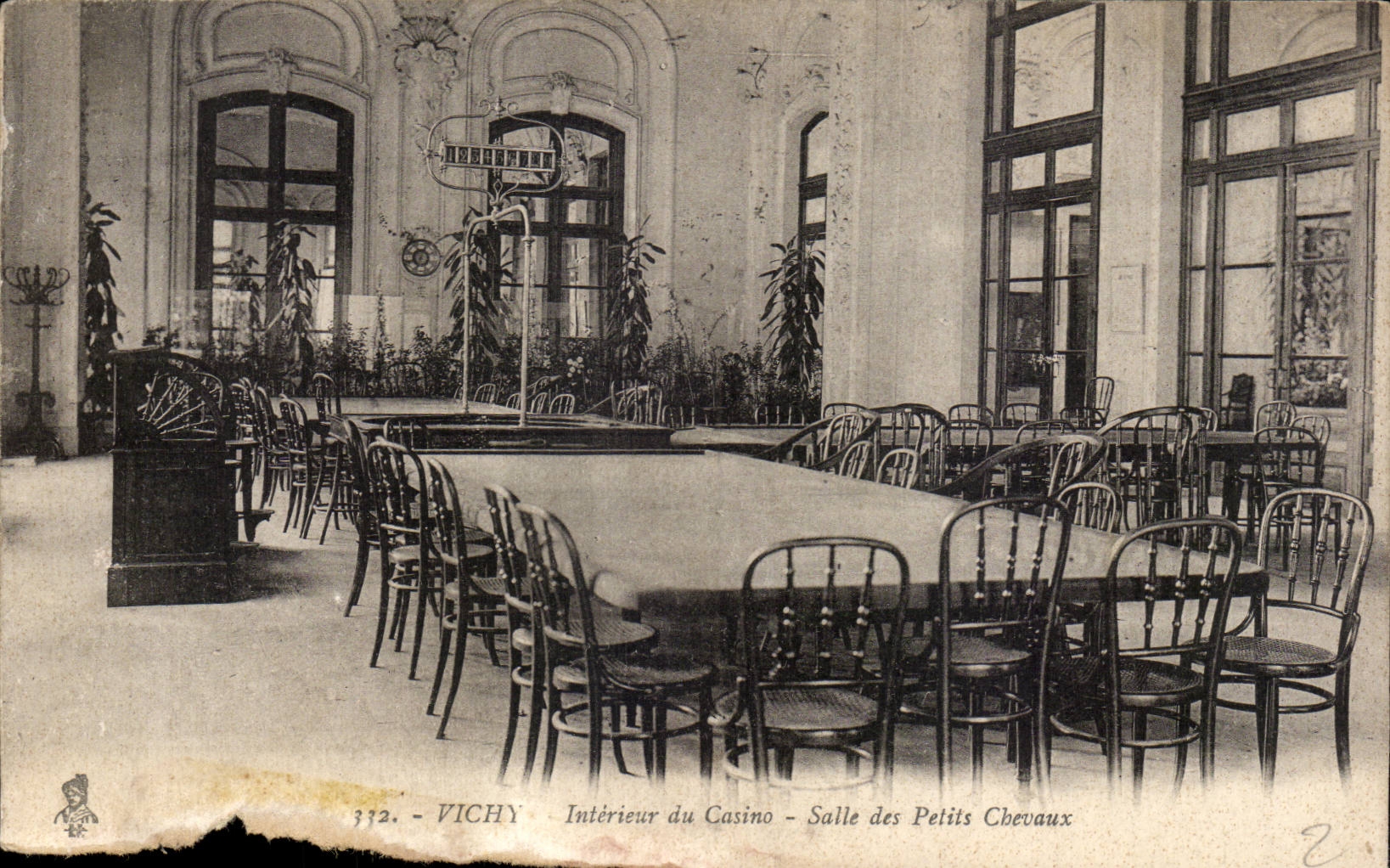 CPA Vichy Interieur du casino Salle des petits chevaux