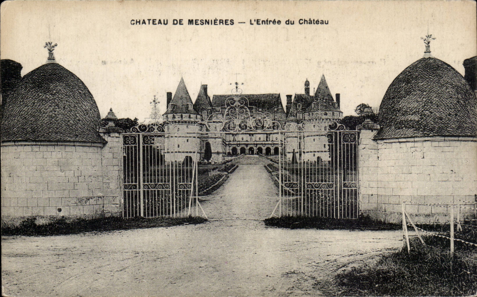 Castle of Mesnieres - Entrance of the Castle - CPA