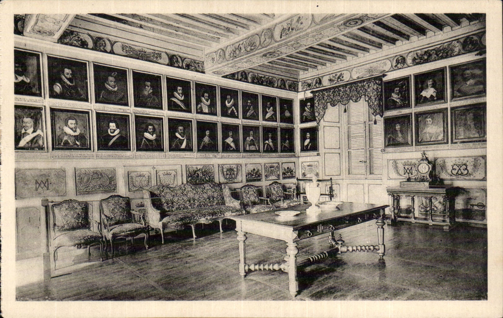 CPA Castle of Bussy Rabutin Living room of the men of war