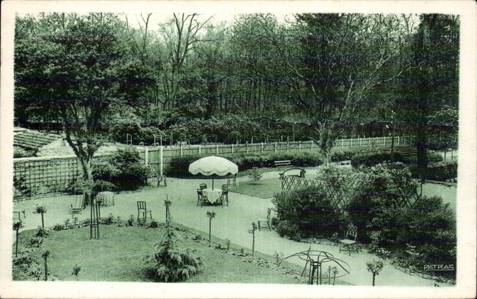 CPA Barbizon Pleiads a corner of the park Seen of the windows of hotel