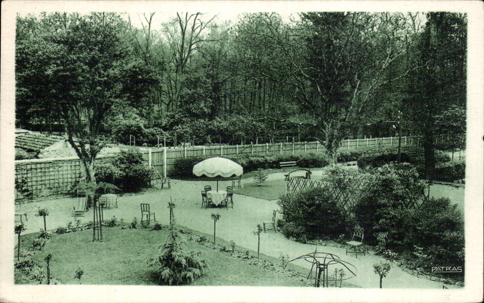 CPA Barbizon pleiads a corner of the park seen of the windows of hotel