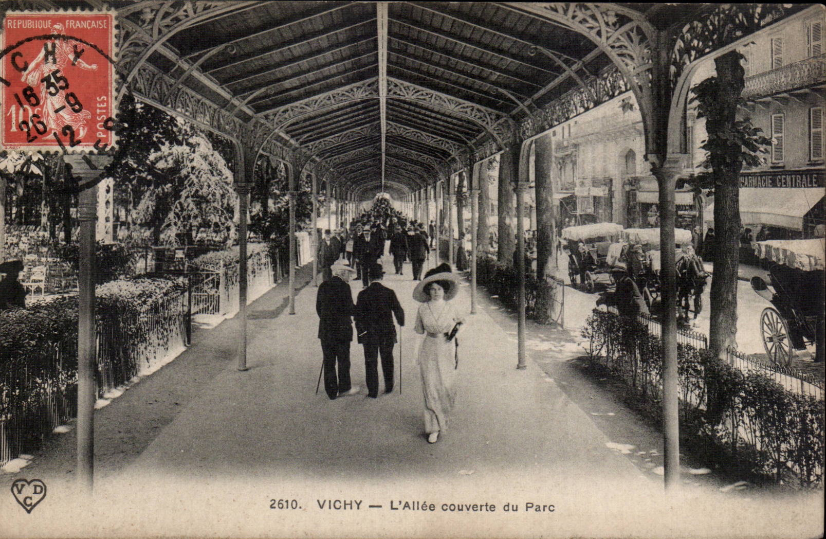 CPA Vichy L allee couverte du parc