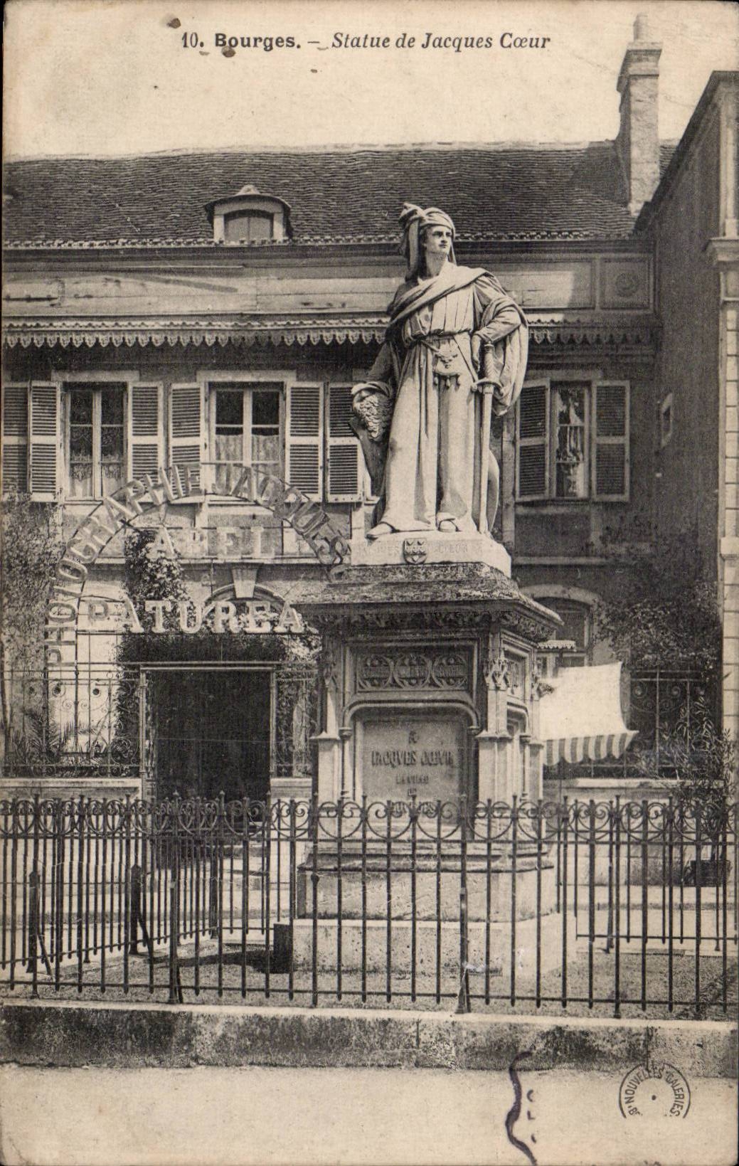 Bourges - estatua del corazon de Jacques - CPA