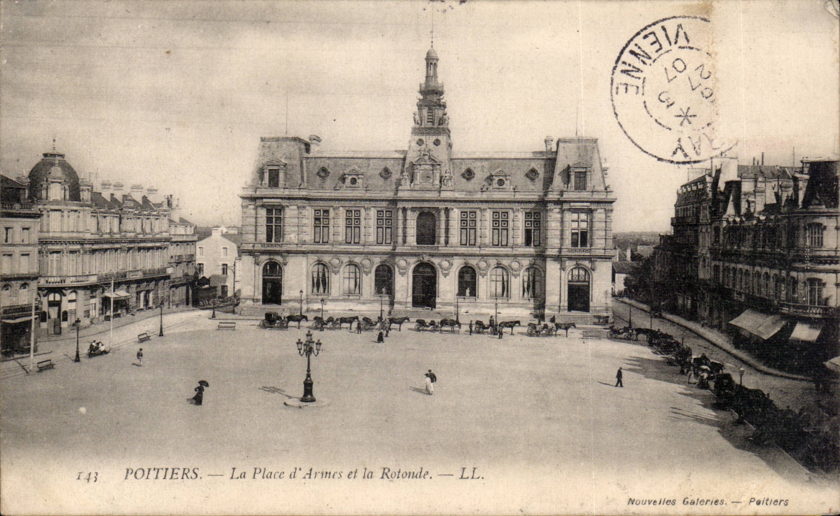 Poitiers - the Place Weapons and the Rotunda - CPA