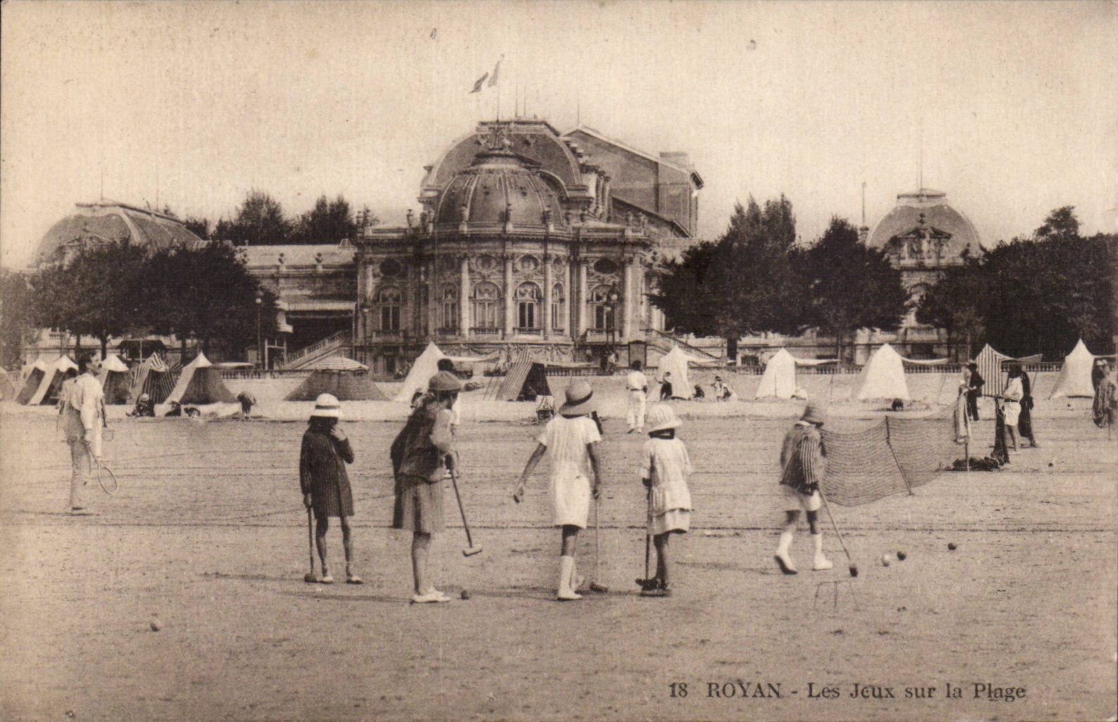 Royan - Plays on the Crocket Beach - CPA