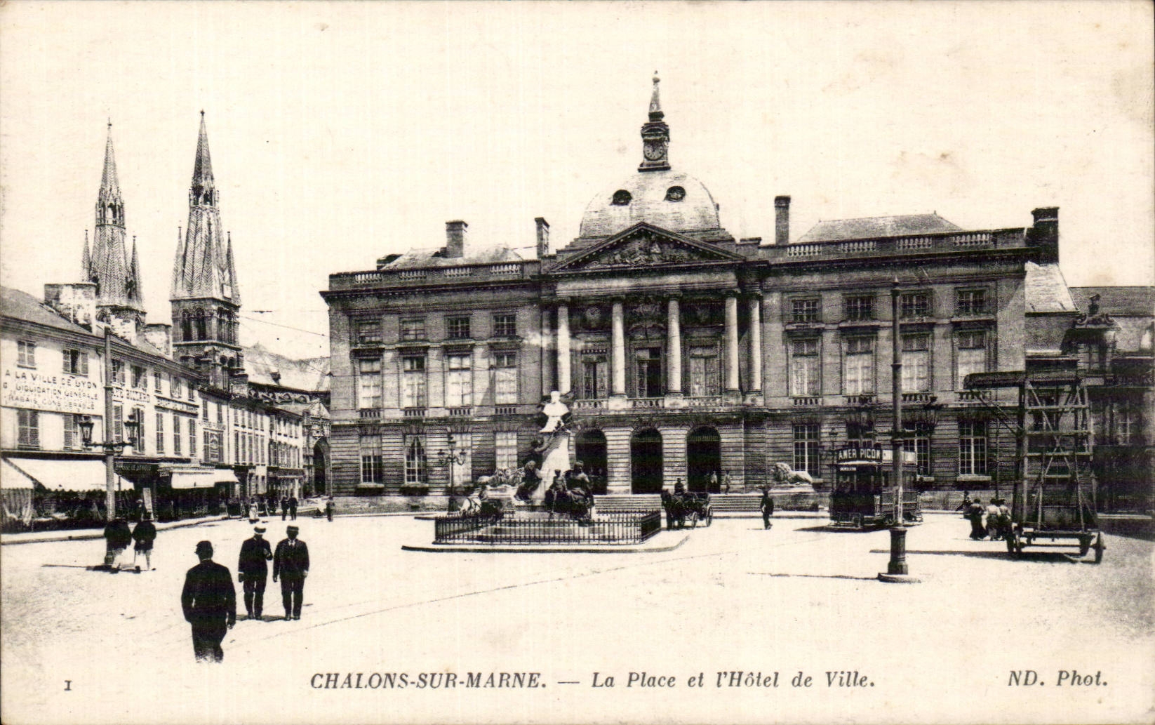 Trawl-nets on the Marne - the Place and Town hall - CPA