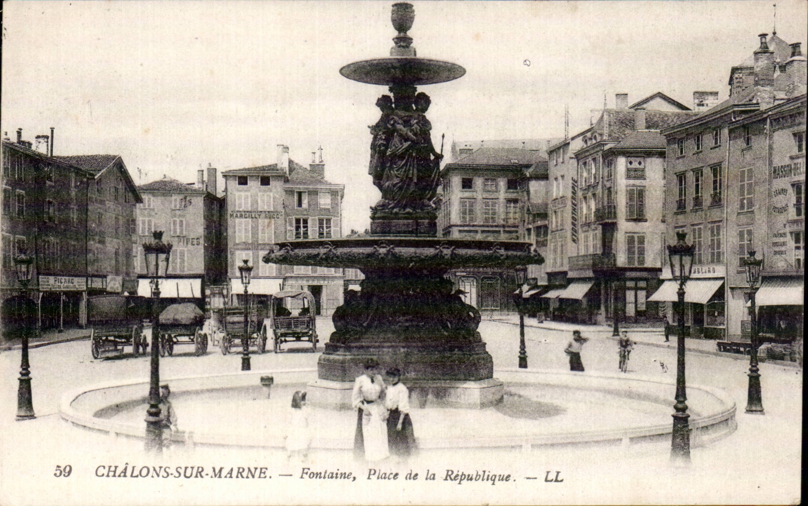 Trawl-nets on the Marne - Fountain - Place of the Republic - CPA