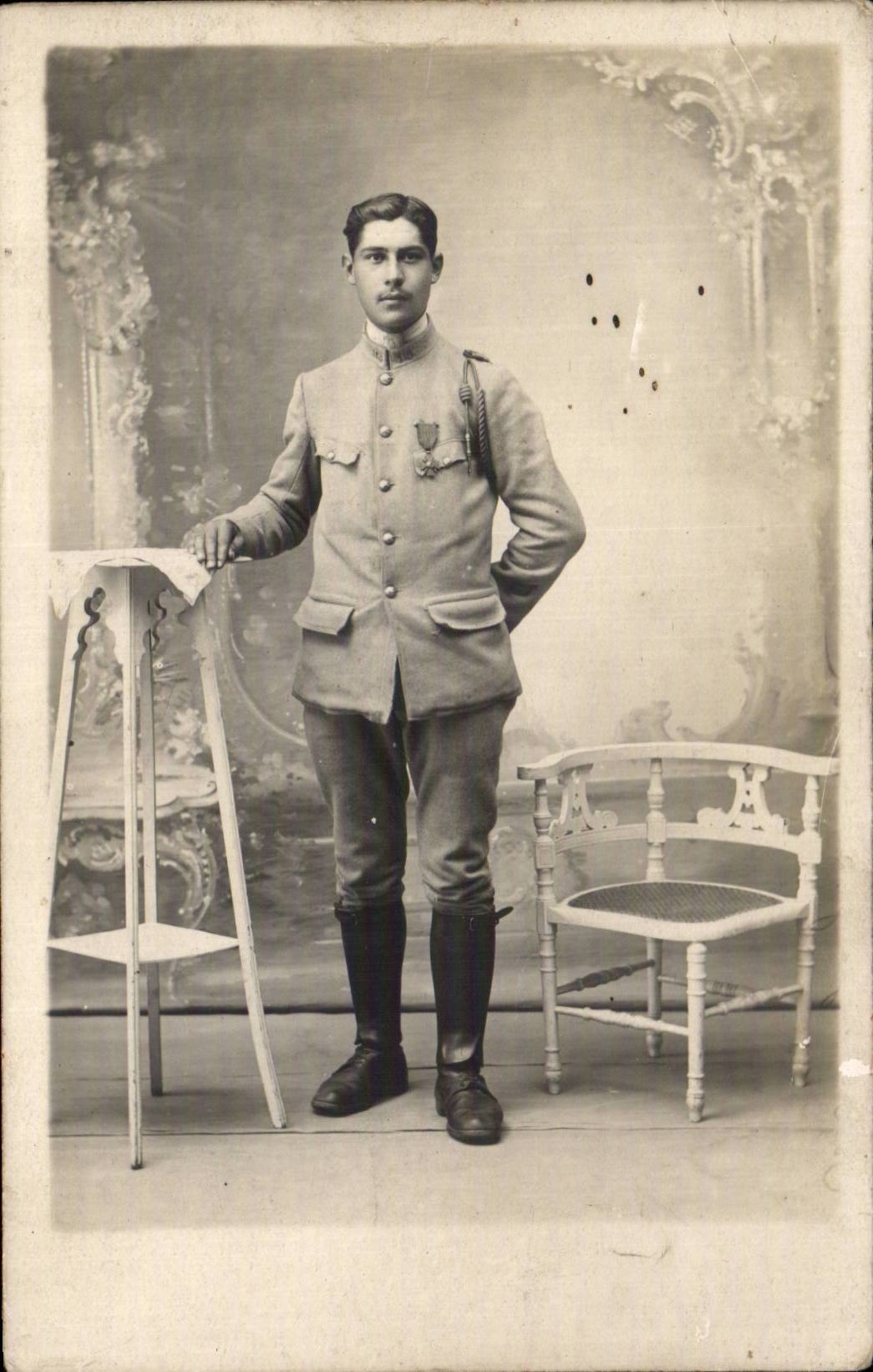 Real photo Soldat decorates Militaria