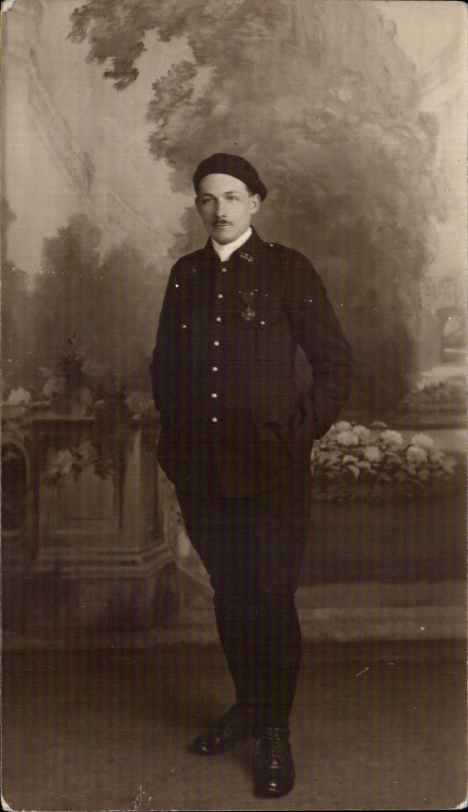 Real photo Soldat decorates Militaria