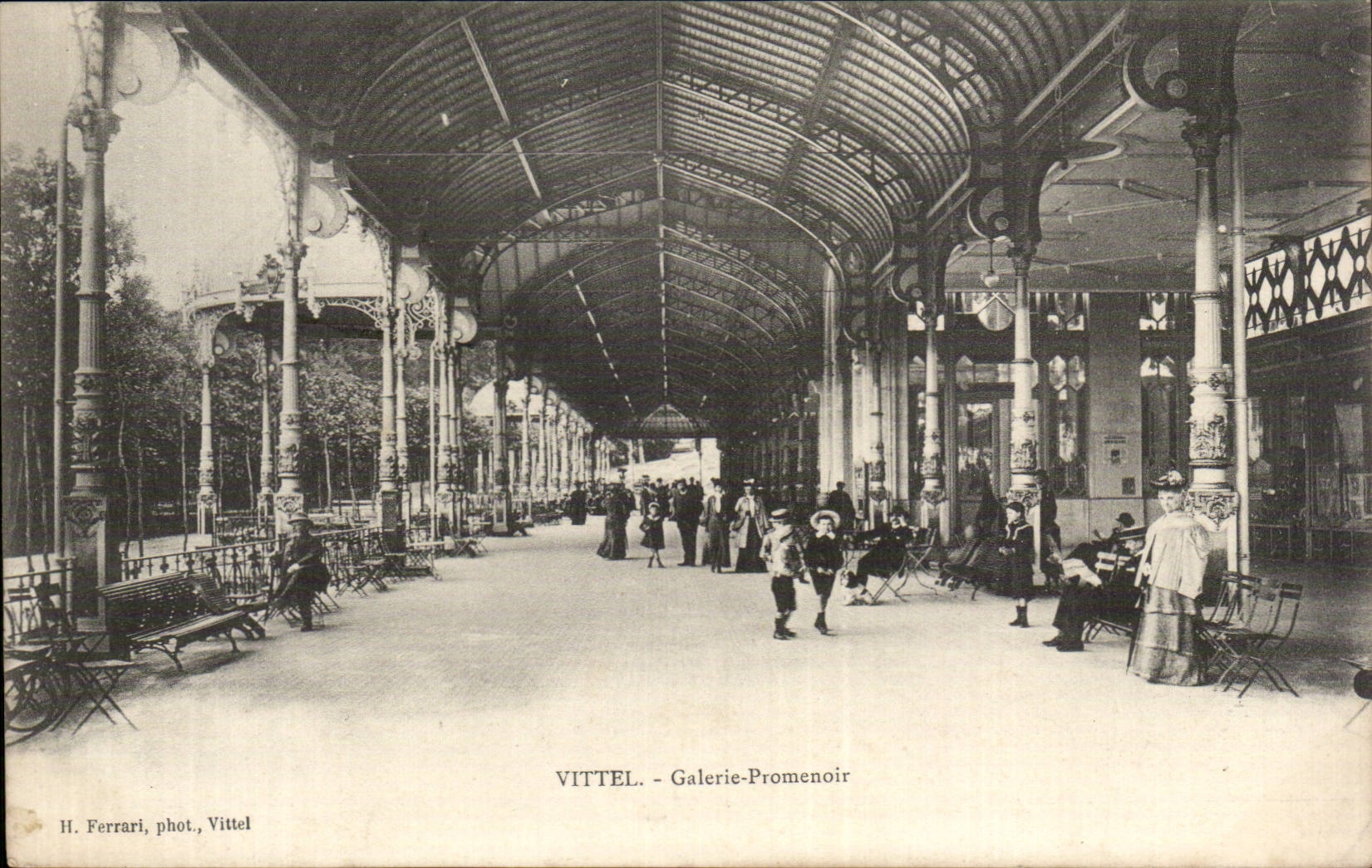 Vittel - Gallery Promenade - CPA