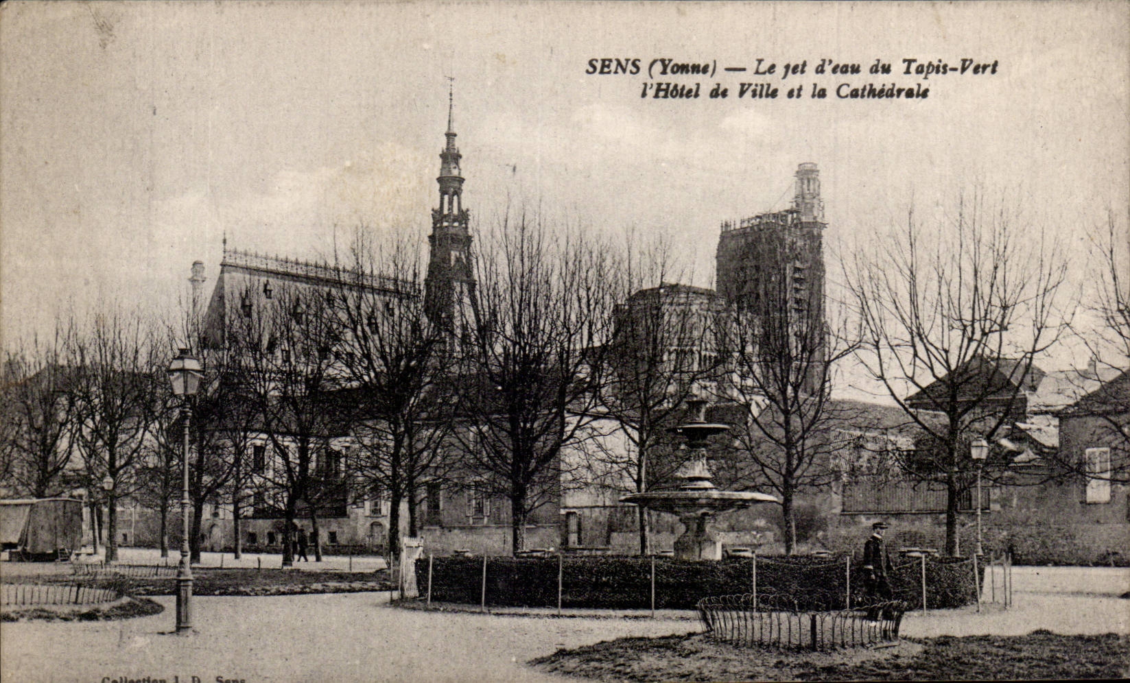 Sens - the Jet Water of the Green Carpet - Town hall and the Cathedral - CPA