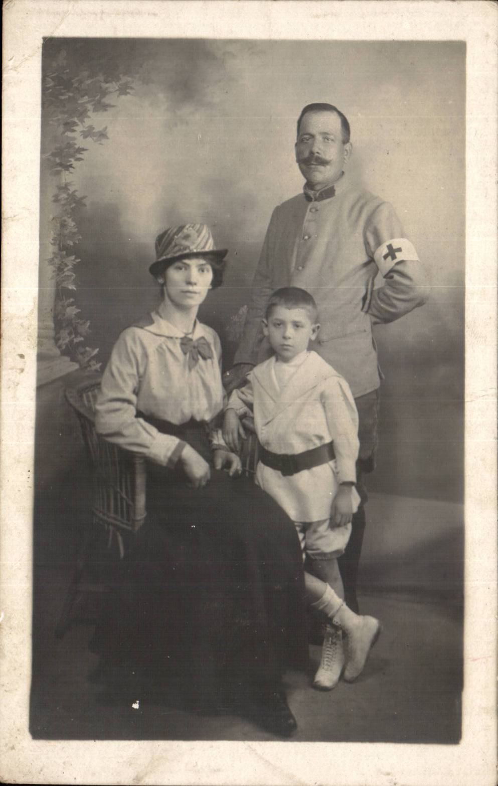 CHART HOTO Militaria Soldier in family Red Cross Red cross-country race