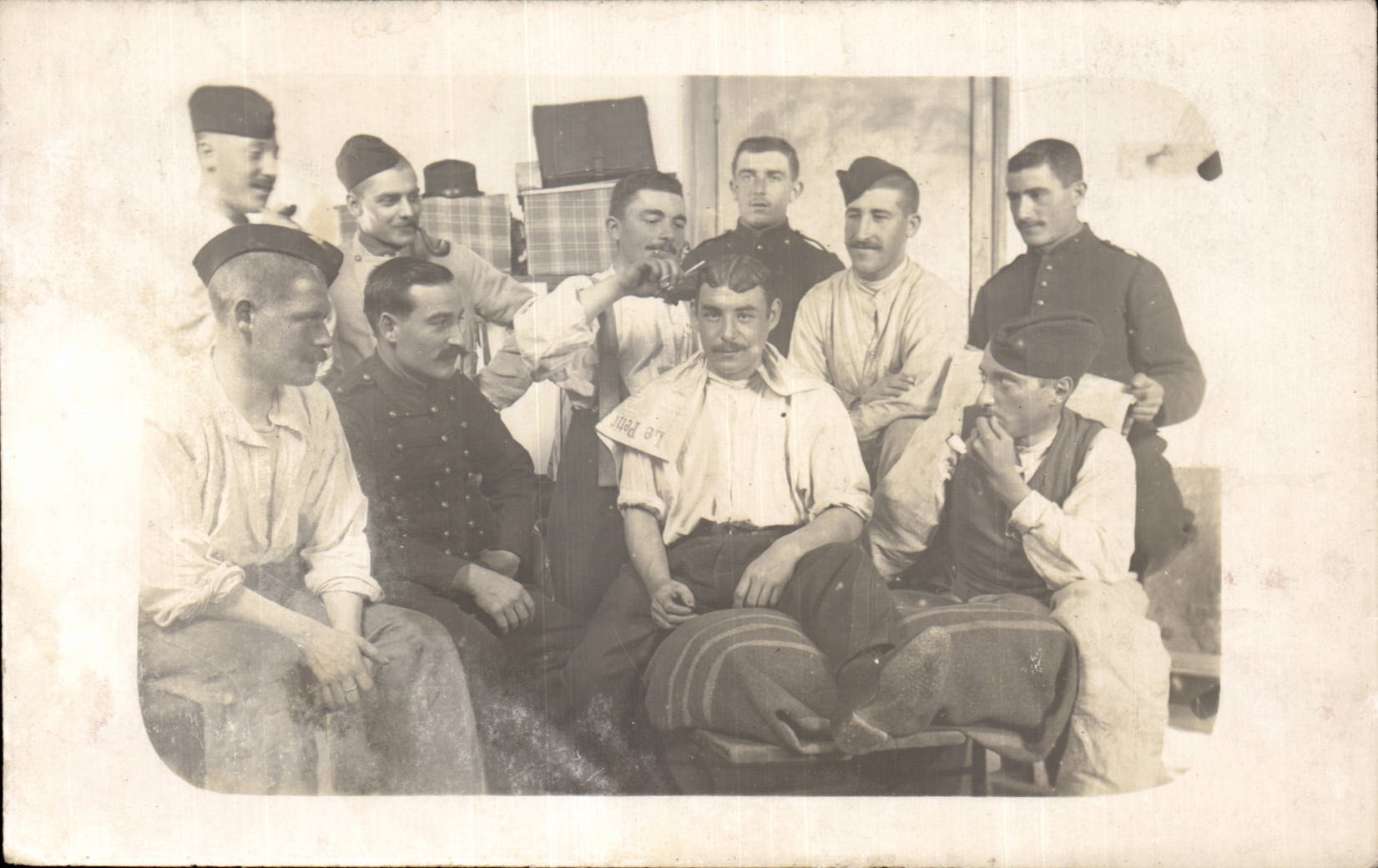 Real photo Militaria Soldier Hairdresser