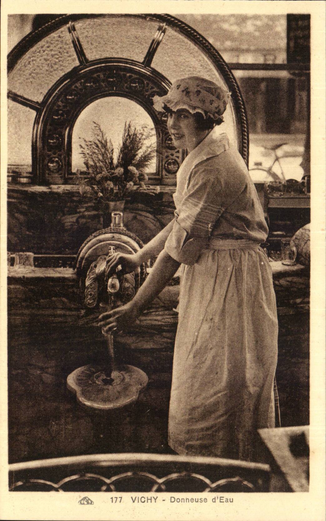 Vichy - Donneuse d Eau - Femme - CPA