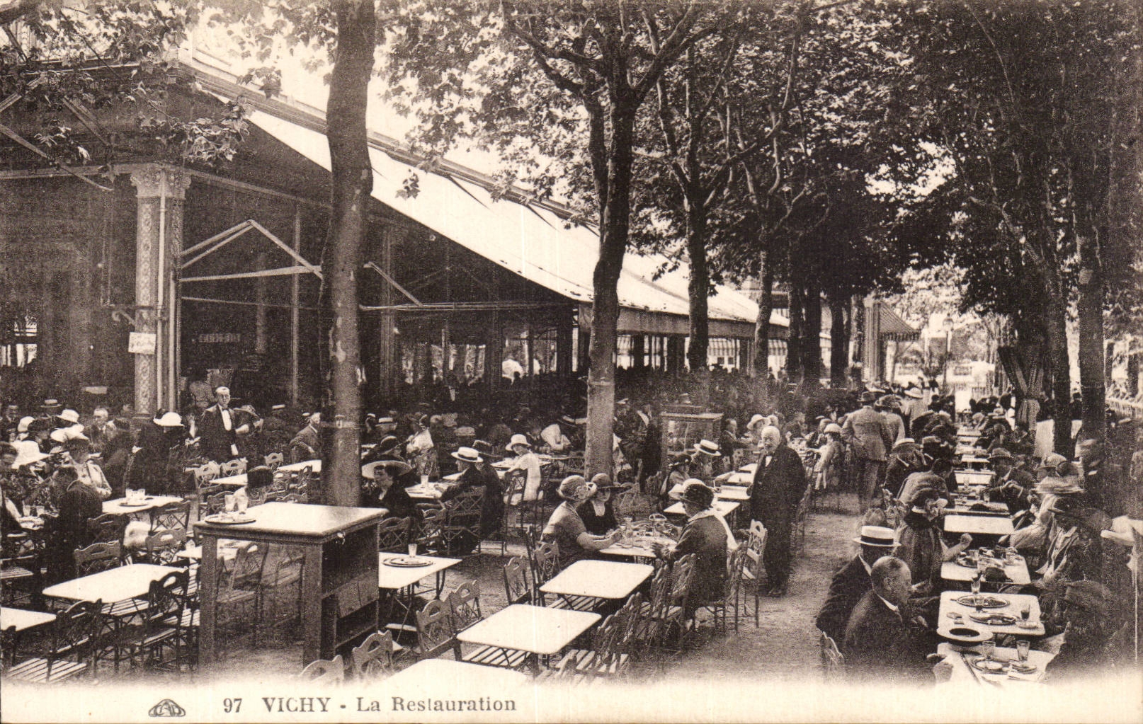 Vichy - La Restauration - CPA