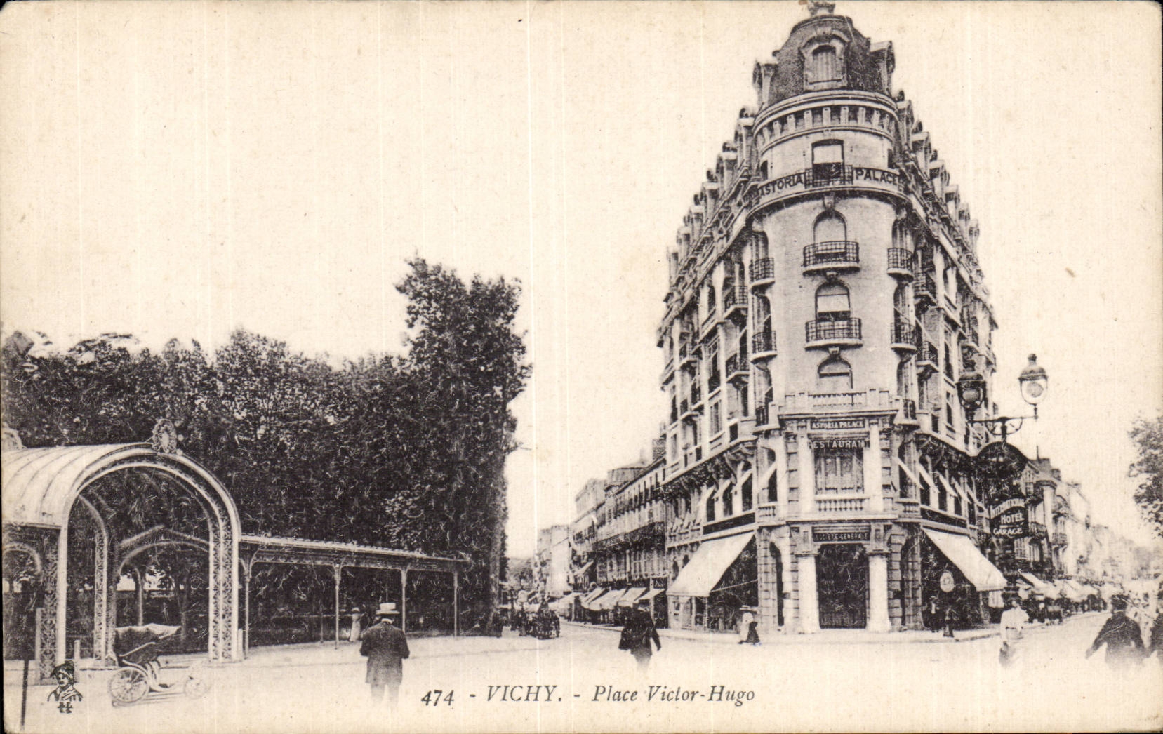 Vichy - Place Victor Hugo - CPA