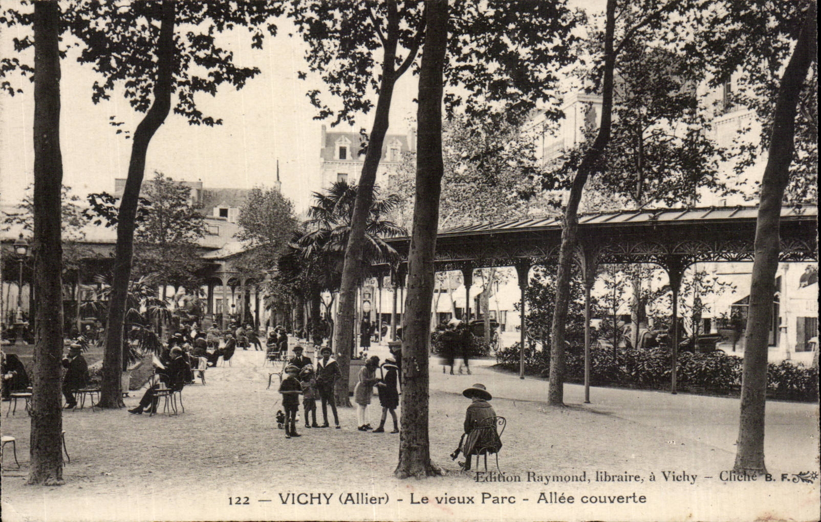 Vichy - Le Vieux Parc - Allees Couverrt - CPA