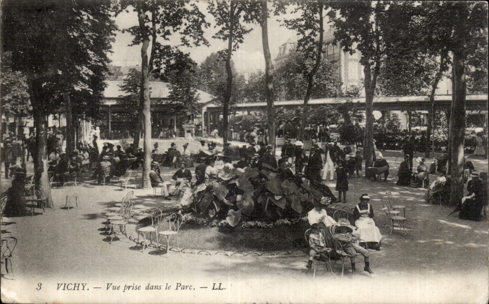 Vichy - Vue prise dans le Parc - CPA