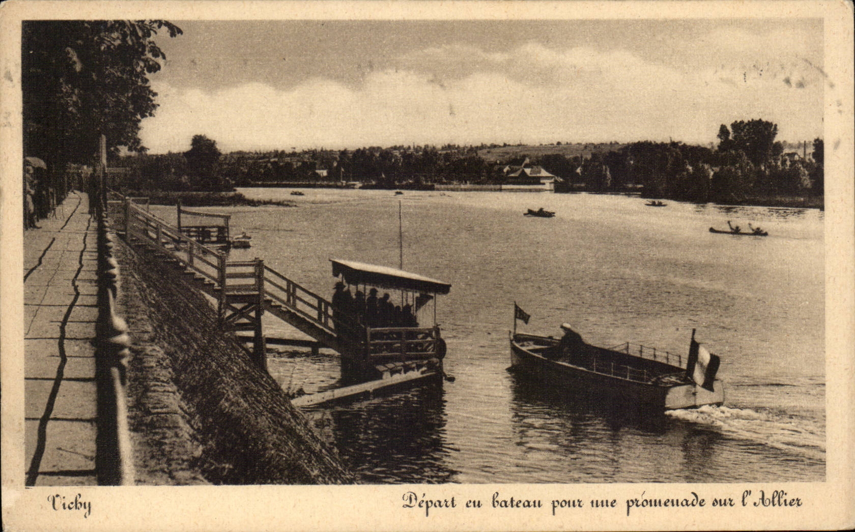 Vichy - Depart en Bateau pour une promenade sue l Allier - CPA 