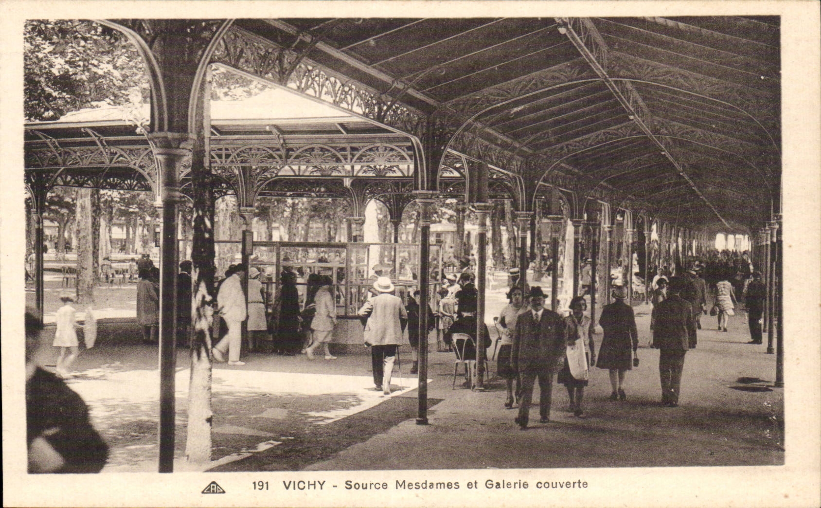 Vichy - Source Mesdames et Galerie couverte - CPA 