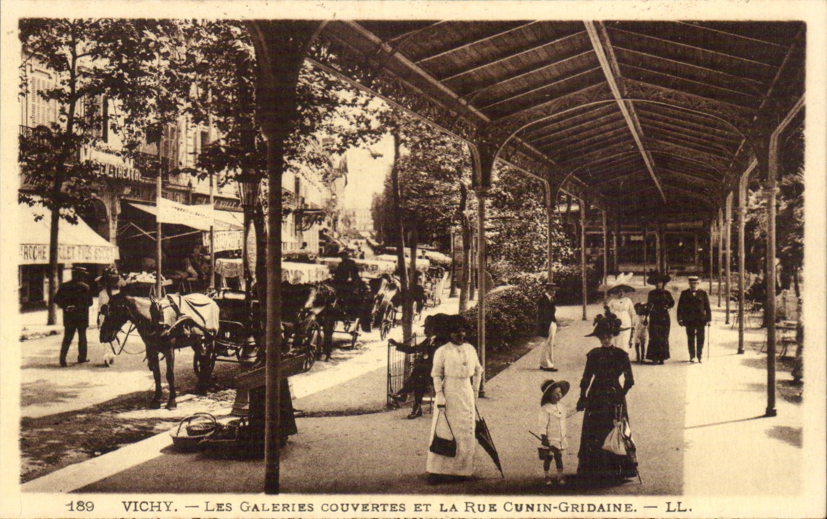 Vichy - Les Galeries Couvertes - CPA 
